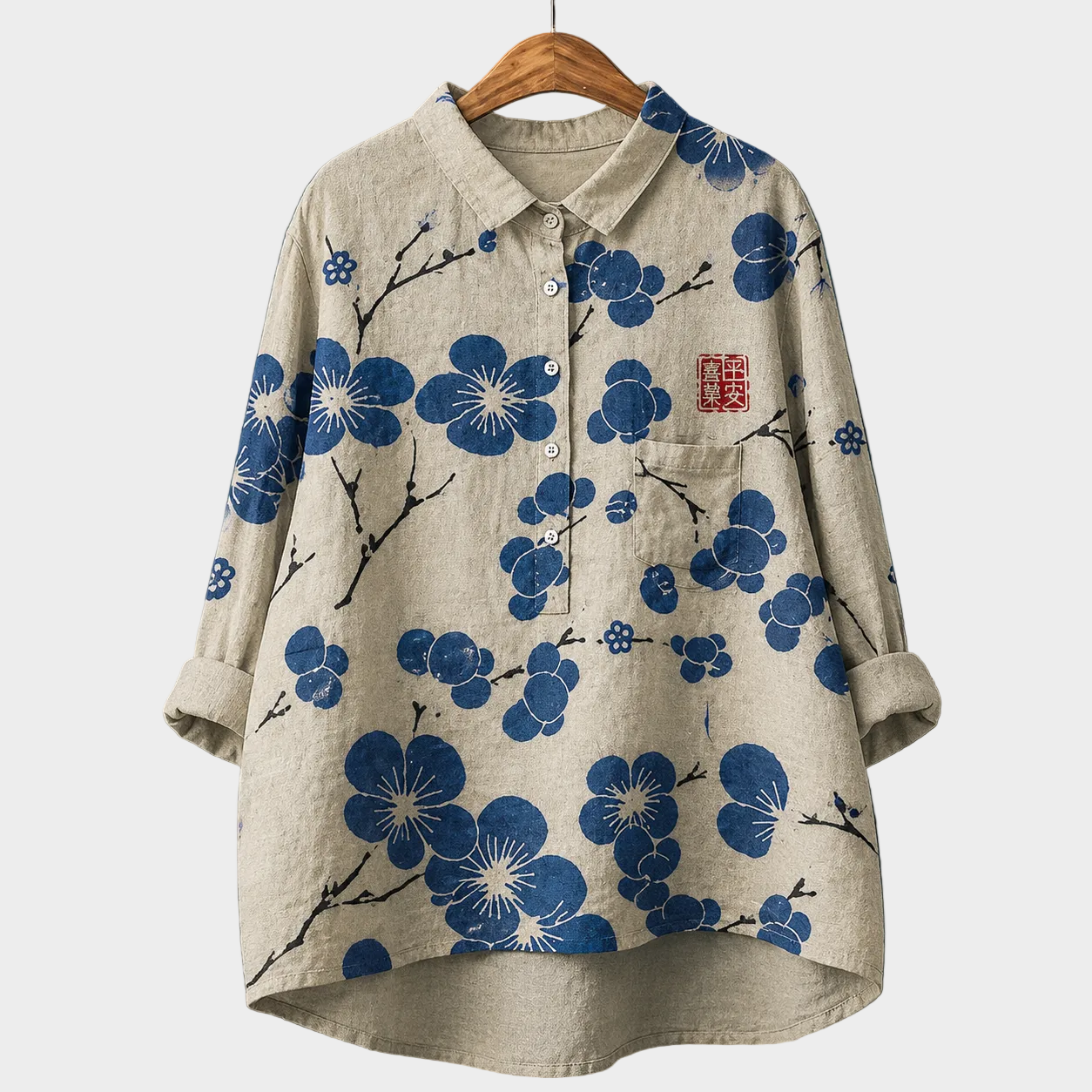 スズネ｜生成りに青い梅花のシャツブラウス
